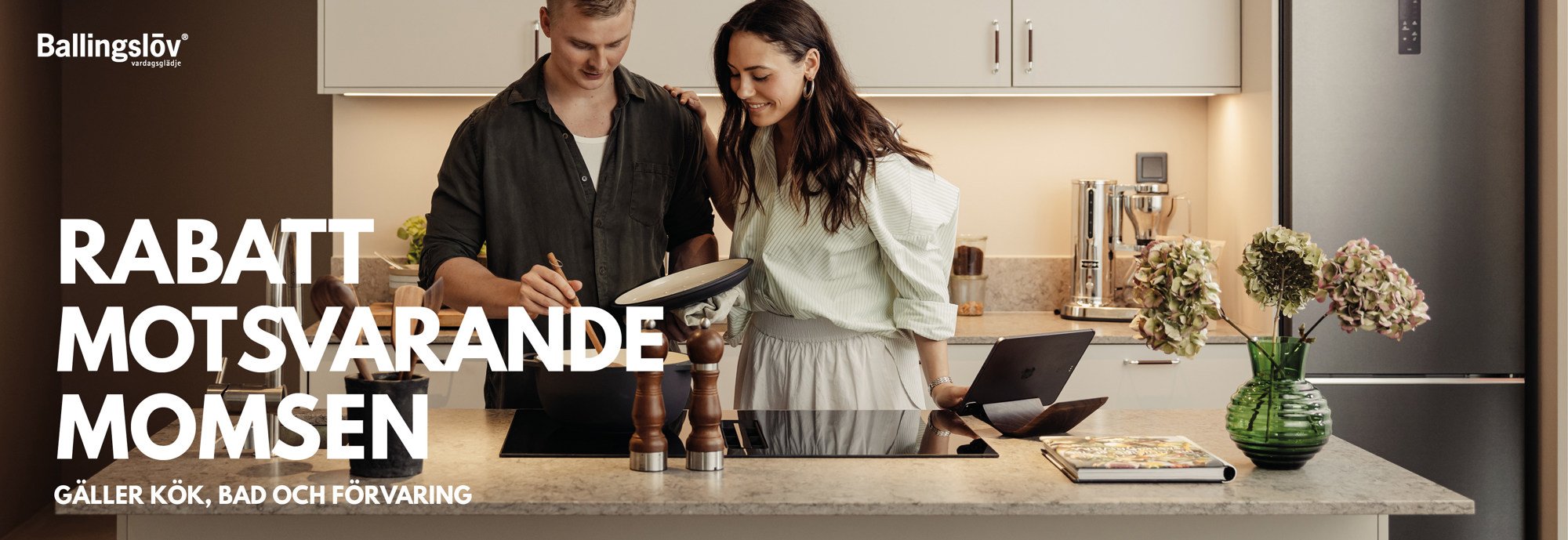 Man och kvinna i ett kök lutandes över en gryta med mat. Information om pågående kampanj.