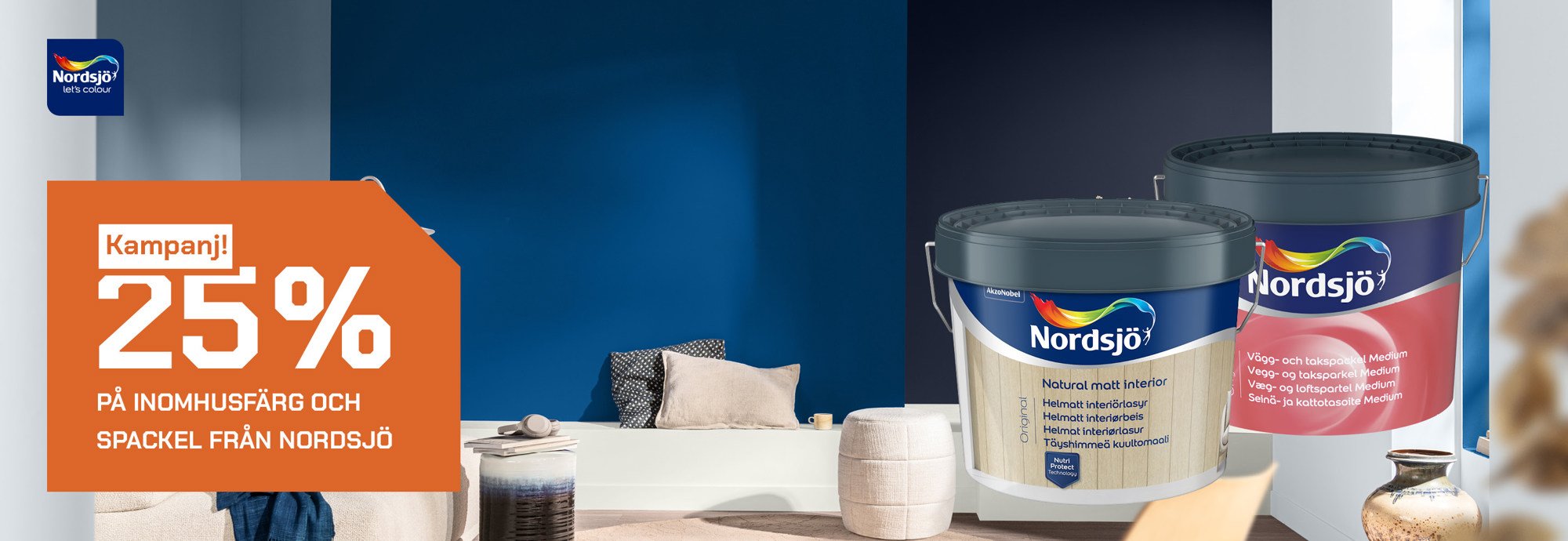 Inzoomat vardagsrum med olika blå färger på väggen