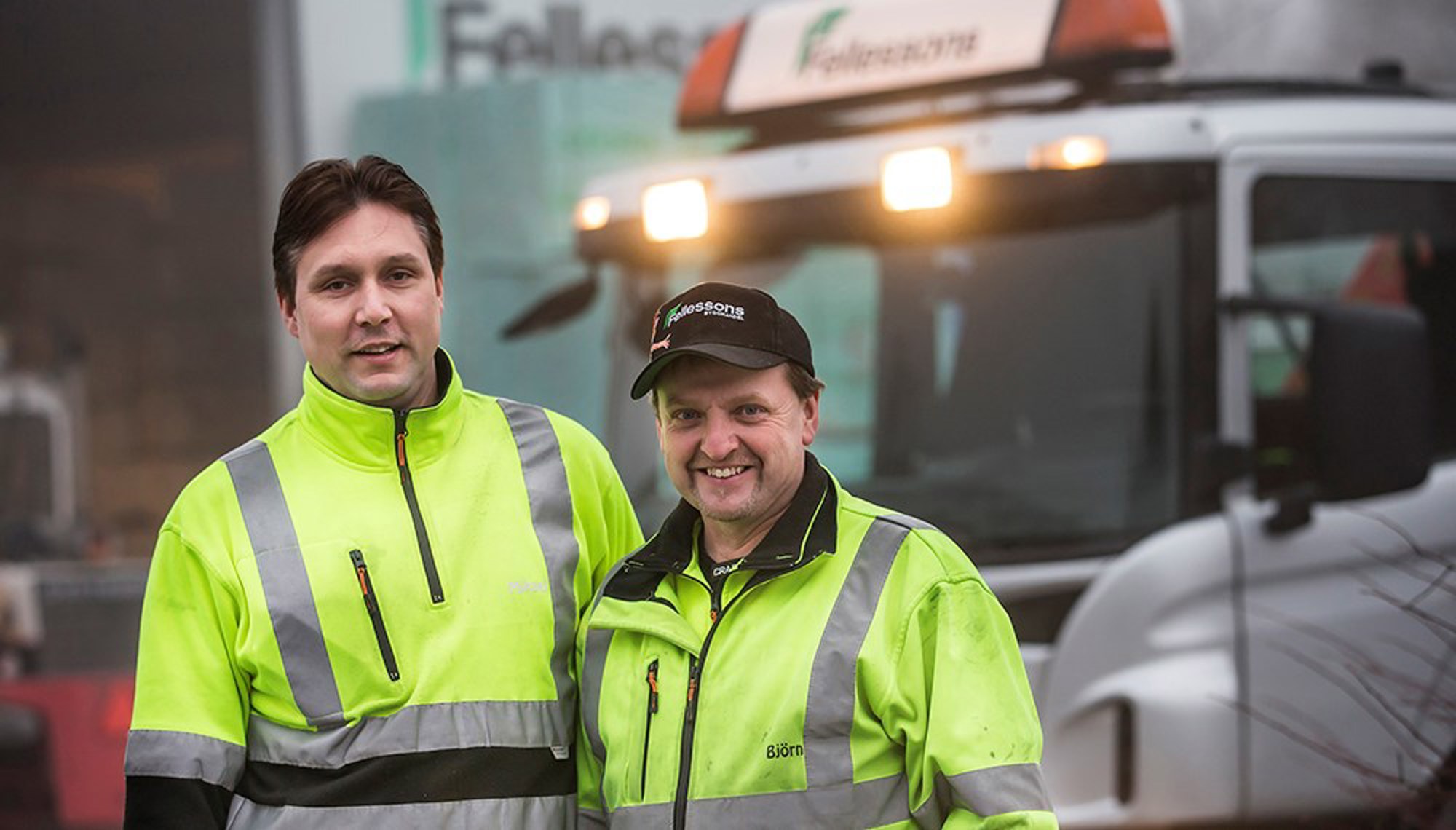 nomenu Bild på två från personalen från transporten Fellessons Bygghandel Smedjegatan 