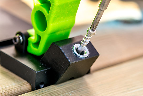 nomenu Bild på infästning på ett trädäck 