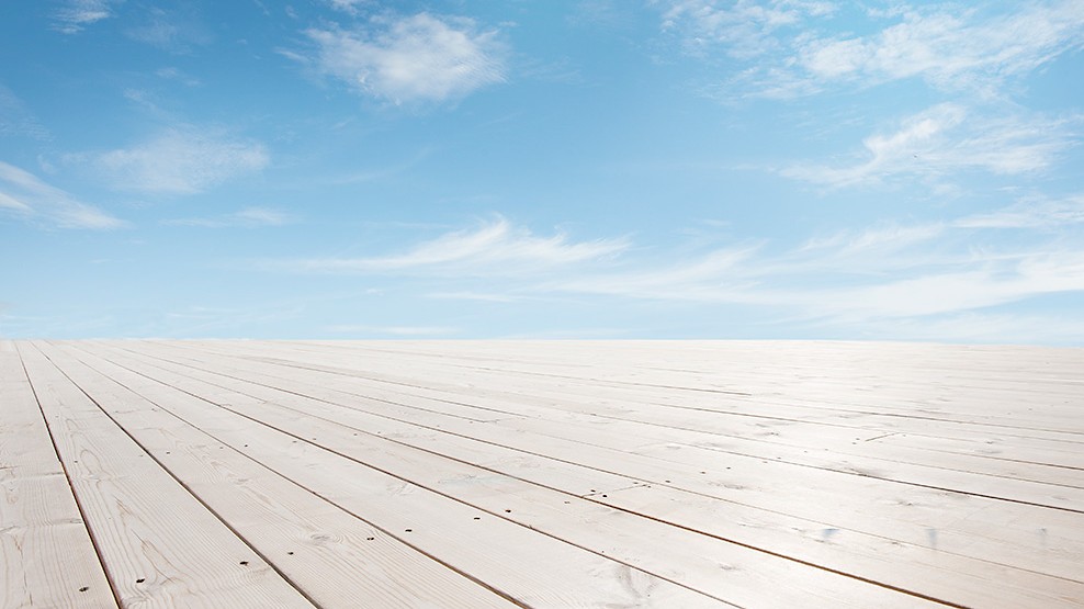 nomenu Bild på en träaltan, men en blå himmel ovanför med små lite moln 