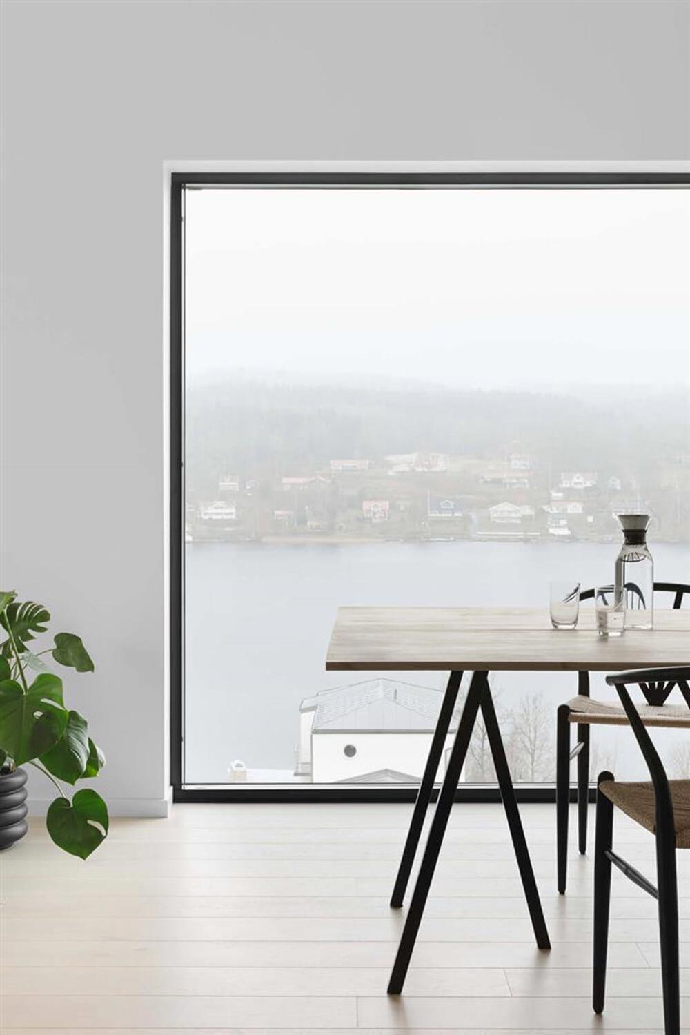 nomenu Bild på ett matbord och ett stort glasfönster där man ser ut över den dimmiga sjön