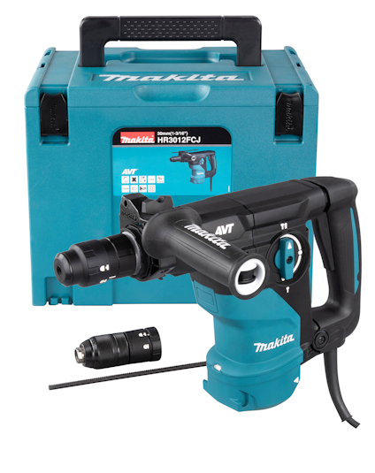 Borrmaskin med svart och blå design, placerad framför en blå förvaringsväska med Makita-logotyp.