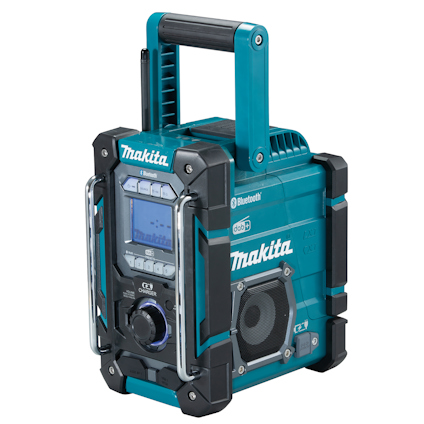 Bärbar Makita radio med handtag, högtalare, kontrollpanel och antenn, i blått och svart. Text: Makita.