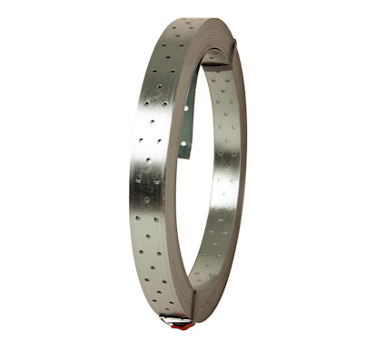 Perforerad metallremsa i en rulle.