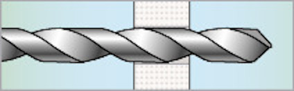 Bild på en skruvgänga inuti en väggenomgång, med silverfärgad spiralformad borrbit.