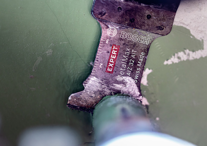 Metallblad från Bosch Expert, text "Swiss Made", monterat i ett grönt verktyg.