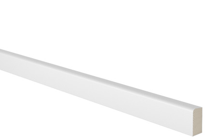 Vitmålad list av trä, med en rak och slät yta, mot en svart bakgrund.