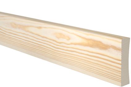 Sockel i ljust trä med synliga ådringar och en svart bakgrund.