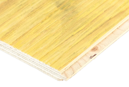 Gul, träfärgad takplywood med flerskiktad struktur, synlig från kanten och ovanifrån.