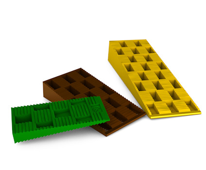 Tre rektangulära, ribbade block i grönt, brunt och gult, med rutmönster och kantiga former.