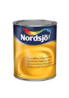 Burk med Nordsjö grundfärg, etikett med regnbågslogotyp och text på fyra språk om användning på vägg och tak.