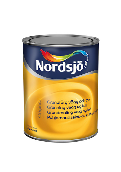 Burk med Nordsjö grundfärg, etikett med regnbågslogotyp och text på fyra språk om användning på vägg och tak.