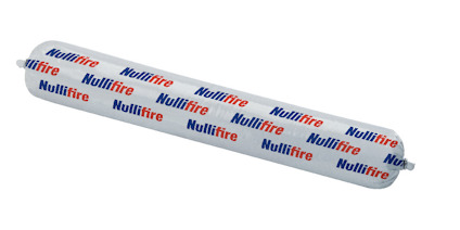 Fogmassa i en cylinderformad förpackning med texten "Nullifire" i rött och blått tryckt upprepade gånger över ytan.