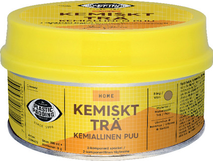 Gul förpackning med texten "KEMISKT TRÄ" på etiketten. Innehåller detaljer på flera språk.
