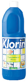 Blå flaska med vit kork, etikett märkt "Klorin Naturell", "Desinfekterar Bleker", med illustrerade användningsområden.