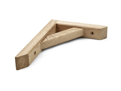 Träkonsol i ljus ek, formad som en rätvinklig triangel med tre hål för montering.