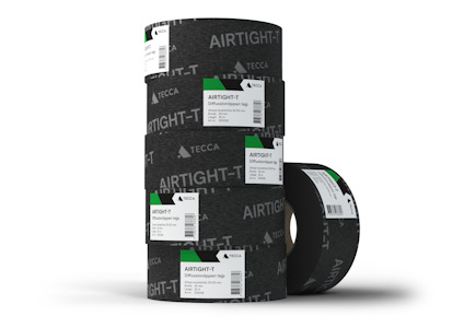 Svart självhäftande tejp med texten "AIRTIGHT-T" i vitt, flera rullar staplade framför en vit tegelvägg.