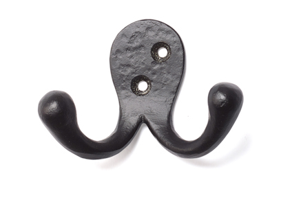 Svart smideskrok med två böjda krokar och två synliga skruvhål.