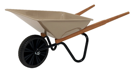 Skottkärra med beige korg, svarta hjul och trähandtag.