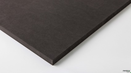 Svart MDF-skiva med en slät yta och raka kanter, placerad mot en vit bakgrund.