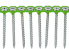 Buntade stålskruvar med pozidrivhuvuden, monterade i ett grönt plastband.