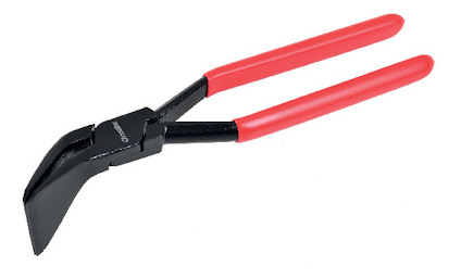 Tång med röd plasthandtag och svart käft med vinkel, på vit bakgrund.