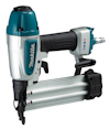 Dyckertpistol med blå och silverfärgad kropp, svart handtag och metallisk magasin. Märket "Makita" syns på sidan.