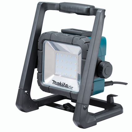 Portabel arbetslampa med rektangulär LED-panel, handtag och ställning, märkning "Makita" synlig.