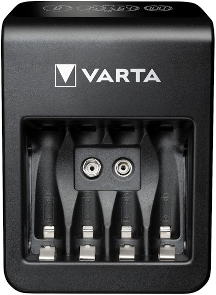 Batteriladdare i svart med plats för fyra batterier, märkt "VARTA".