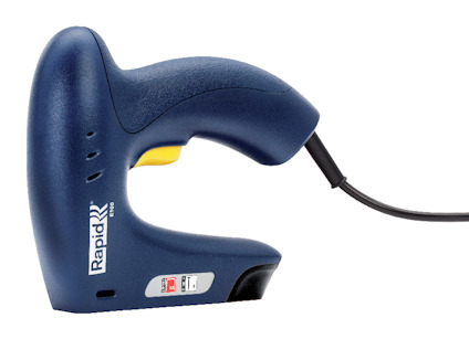 Häftpistol med ergonomiskt handtag och blått och svart färgschema, display med nummer och logotypen "Rapid" på sidan.