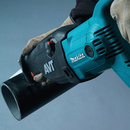 Hand håller en Makita tigersåg till ett svart rör av plast eller metall.