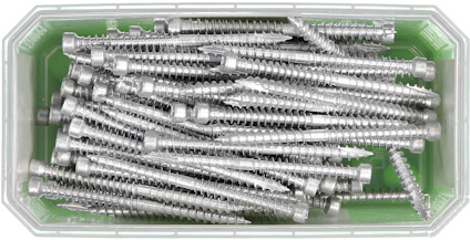 Plastlåda fylld med silverfärgade skruvar.