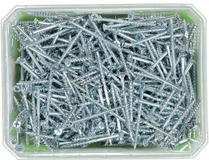 En plastlåda fylld med silverfärgade träskruvar.