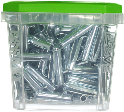 En genomskinlig plastbehållare med grönt lock, innehållande metallplugg med texten "ESSVE" på sidan.