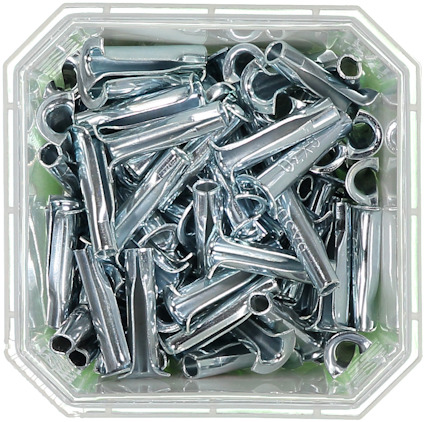 En plastlåda fylld med silverfärgade, metalliska kabelskor.