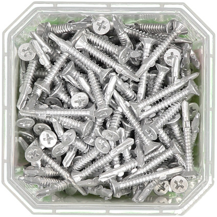 En behållare fylld med silverfärgade skruvar med korsformade spår på huvuden.