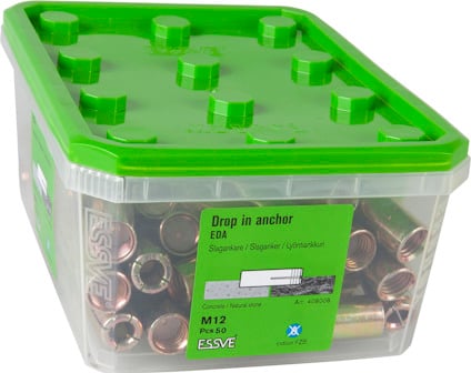 Grön plastlåda med gängade drop in-ankare, texten "Drop in anchor EDA M12 Pcs 50" syns.