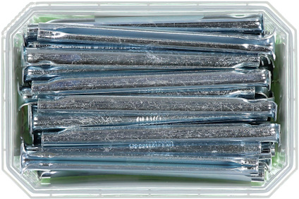 Förpackning med flera förslutna foliepaket i en transparent plastlåda.