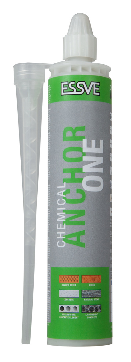 Grå och grön tub med texten "Chemical Anchor One" och märket "ESSVE", bredvid en plastdysa för applicering.