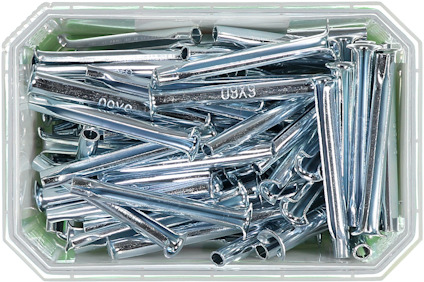 Plastlåda med silverfärgade expanderbultar.