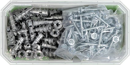Plastlåda med metallskruvar och pluggar, delvis förpackade i plastpåsar.