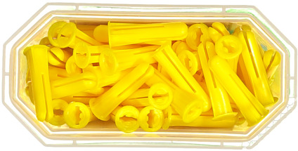 Bladformad behållare fylld med gula plastplugg.