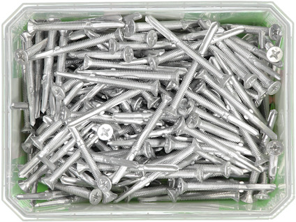 En plastlåda fylld med silverfärgade skruvar i olika längder.