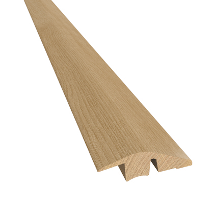 Trälist i ek med naturlig oljefinish, profilerad för steg- eller nivåövergångar.