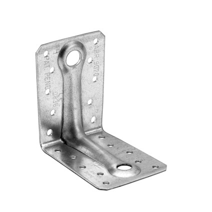 Vinkelbeslag i metall med flera hål för montering, inklusive ett större centralt hål. Märkning präglad på ytan.