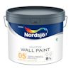 Vit och blå hink med texten "Nordjsö Master Wall Paint 05 Super Matt". Handtag på sidorna och färgglad logotyp.