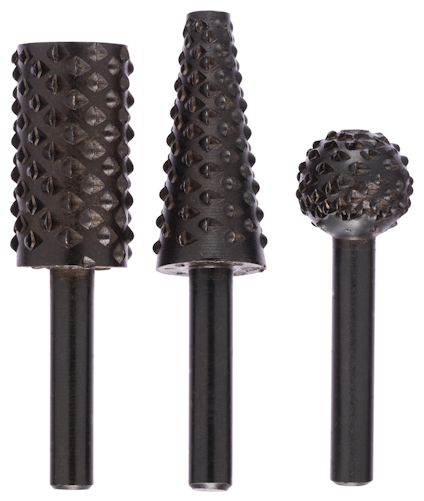 Tre stenborrar av olika former med grov textur. En cylindrisk, en konisk och en sfärisk.