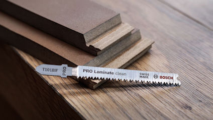 Sticksågblad märkt "T101BIF PRO Laminate clean, Swiss Made, Bosch" ovanpå laminatgolv.