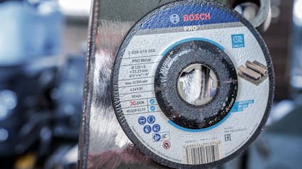 Rund vinkelslipsskiva med etikett från Bosch, specificerad för metall.